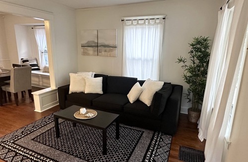 Kutzky Park House | Loung Room Retreat - 3 Blocks to Mayo Campus