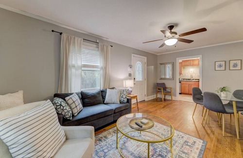 Earlewood House | Lounge On Lincoln | Pet Friendly | 3BR Sleeps 6