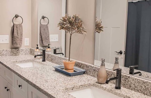 Loves Park House | Lovely 2 Bed w/Office Loves Park
