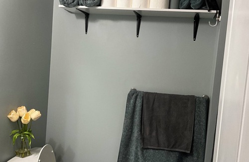 Grenloch Condo | Lovely 3-bedroom condo. Quiet area-easy commute to stadiums.