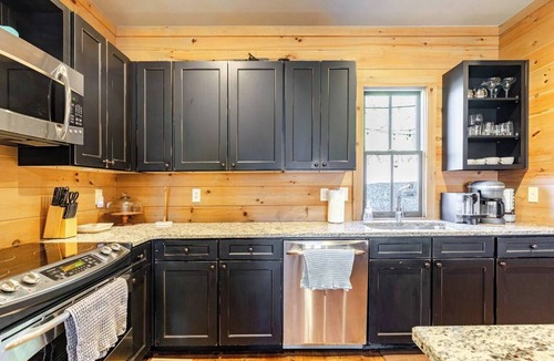 Logan House | Lovely, convienant 4-bedroom townhome with WiFi on Smith Lake