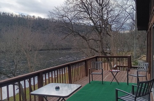 Flippin House | LOWEST FALL RATES ON THE WHITE RIVER! AMAZING FLY & SPIN FISHING IN BACKYARD!