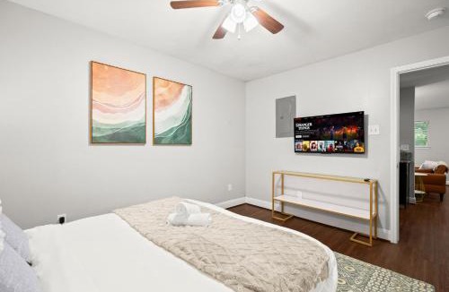 Hyde Park Apartment | Lux 1BR Apt in North Loop Near UT Free Parking