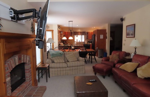 North Troy House | Lux 5BR/4BA V125 Ski I/O, 18-hole Championship Golf, Water Park, pet friendly