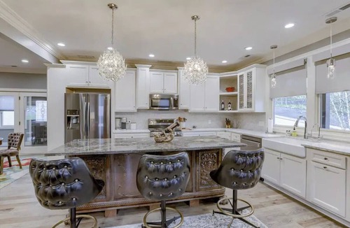 Dahlman House | Lux Little Italy -3 Adj King Beds/3 bath/2 decks