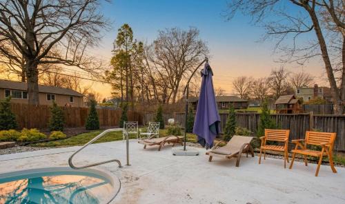 South Kansas City House | Luxe 3000sqft Heated Pool Oasis in Kansas City