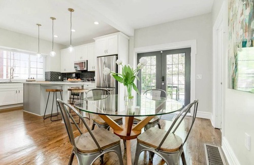 South Hyde Park Apartment | Luxe Comfort: 4BR 3BA Gem near Plaza & Art Museum