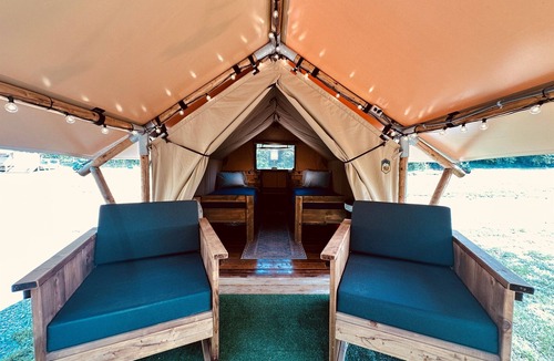 Newport RV Rental | Luxe Creekside Safari Tent|Firepit|HVAC|Spa Bath