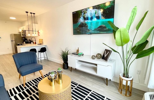 Elizabeth Apartment | Luxe King 1BR Indoor Pool Near EWR & MetLife