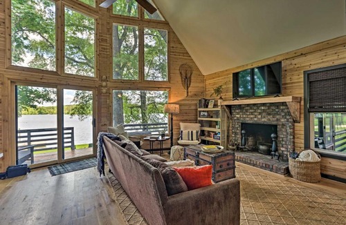 Alexander City House | Luxe Lake Martin Cabin with Dock Boat and Hike!