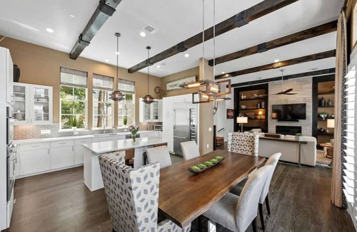 Riverside Apartment | Luxe Townhome | 4bd 5ba Elevator | 1 mile from DT