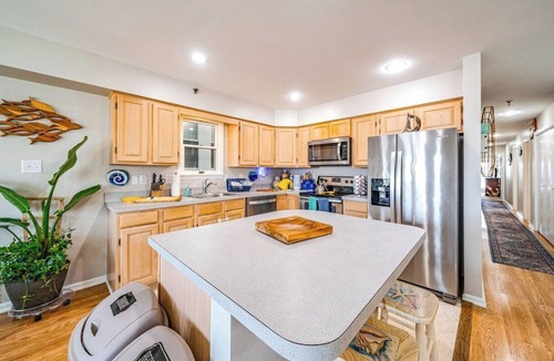 North End Condo | Luxurious 1st Fl Retreat Boardwalk 4Bd/2Bth Linens
