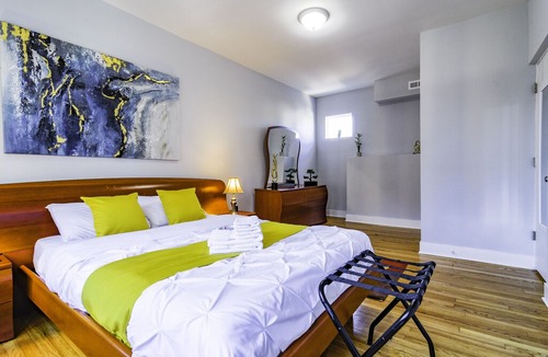 Irving Park Apartment | Luxurious 3BR in Irving Park