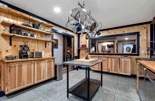 Talking Rock Cottage | Luxurious 8-bedroom mountain resort with infinity pool, fire pit & much more