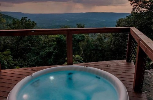 Rising Fawn Cabin | Luxurious Cabin with Jacuzzi and Breathtaking Views in Georgia