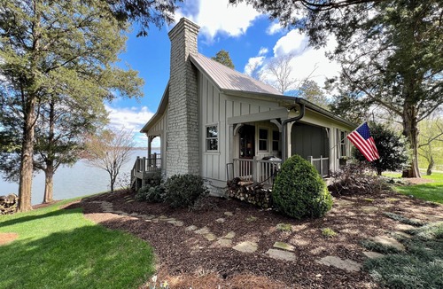 Mount Vernon Cottage | Luxurious Cottage on a Private Island on the Tennessee River
