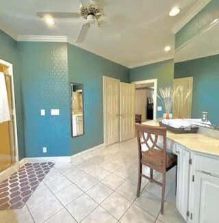 Gunter Afs House | Luxurious Gated Residence on a Prestigious Golf Course - Sleeps 12