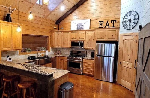 Georgetown Cabin | Luxurious Log Cabin on Premiere Equestrian Facility in Georgetown, TX