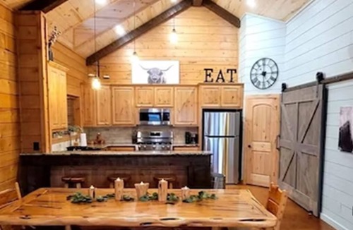 Georgetown Cabin | Luxurious Log Cabin on Premiere Equestrian Facility in Georgetown, TX