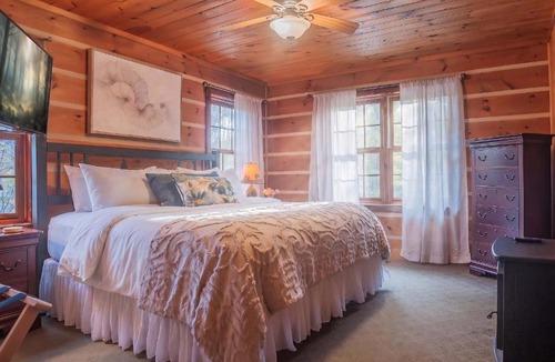 Sugar Grove House | Luxurious Mountain Retreat with Hot Tub Jacuzzi Suite & Wood-Burning Fireplace - 10 Min to Boone