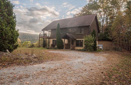 Sugar Grove House | Luxurious Mountain Retreat with Hot Tub Jacuzzi Suite & Wood-Burning Fireplace - 10 Min to Boone
