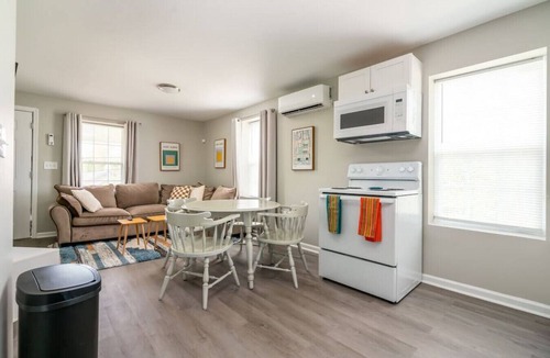 Columbia Apartment | Luxury 1 bed APT near Five Point. Pets welcome!