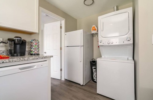 Columbia Apartment | Luxury 1 bed APT near Five Point. Pets welcome!