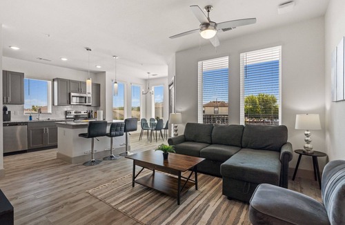 Stony Ridge North Apartment | Luxury 2BD/2BA Next to Airport ekr8