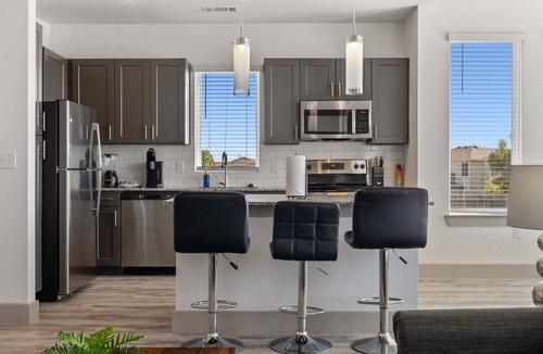 Stony Ridge North Apartment | Luxury 2BD/2BA Next to Airport ekr8