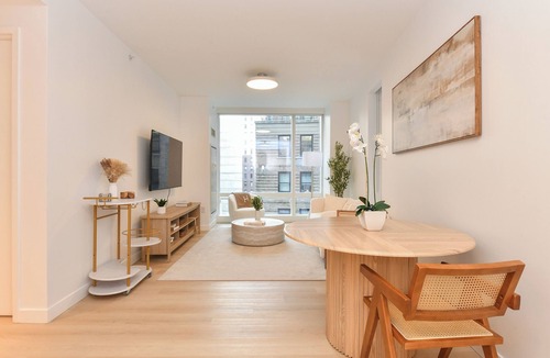 Financial District Apartment | Luxury 2BR in Financial District Skyline Views