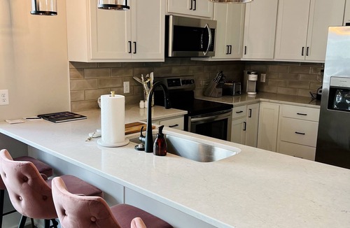Dahlman House | Luxury 3BR/4BA Townhome Rooftop Deck, Porch 5 Min to Downtown