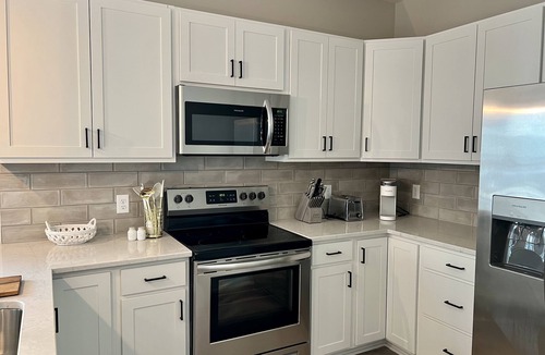 Dahlman House | Luxury 3BR/4BA Townhome Rooftop Deck, Porch 5 Min to Downtown