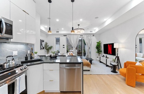 Jersey City Apartment | Luxury 3BR Backyard Oasis Close to NYC FirePit