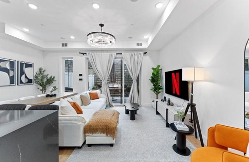 Jersey City Apartment | Luxury 3BR Backyard Oasis Close to NYC FirePit