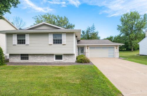 Orange Prairie Villa | Luxury 4 Bedroom Home with Heated Garage and Deck near Peoria Airport