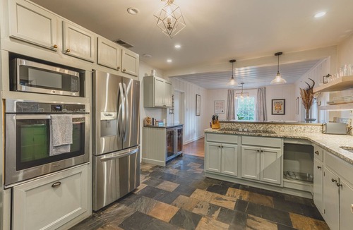 Ellendale House | Luxury 4 bedroom KING ABODE centrally located & FREE parkingn