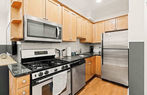 Old City Apartment | Luxury 4BD Home Sleeps 10 | by Independence Hall