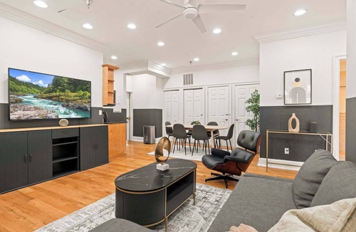 Old City Apartment | Luxury 4BD Home Sleeps 10 | by Independence Hall