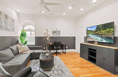 Old City Apartment | Luxury 4BD Home Sleeps 10 | by Independence Hall