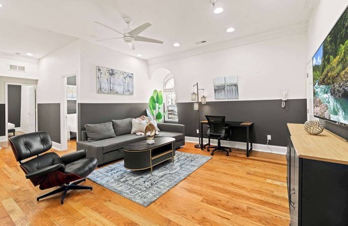 Old City Apartment | Luxury 4BD Home Sleeps 10 | by Independence Hall