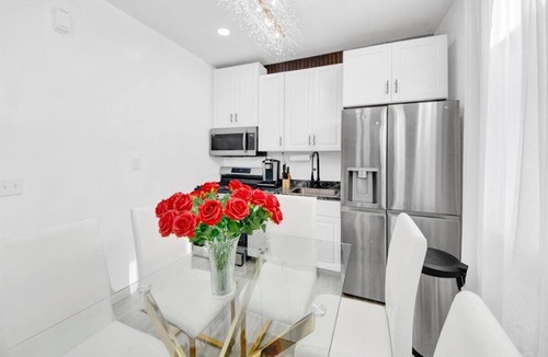 Southeast Yonkers House | Luxury 4BR Sleeps 16 Free Parking Walk to Train Near NYC