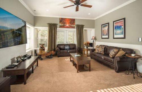 Vilas House | Luxury 5BR Home with Hot Tub Game Room and Epic Views