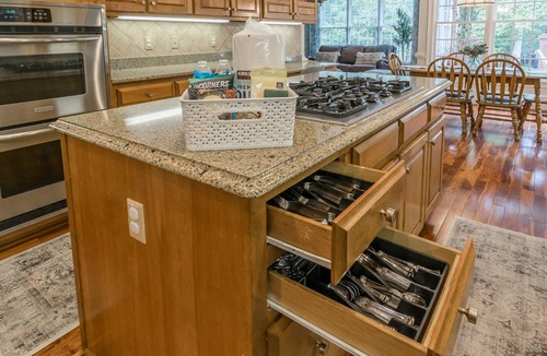Ball Ground House | LUXURY Bedding~8 Beds~Fully Stocked Kitchen~Spacious Secluded Estate ~ Sleeps 13