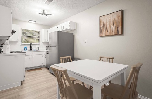 Round Rock Apartment | Luxury Budget North Austin Apartment - King Bed - Pool - Ultra Fast Wifi - Pets
