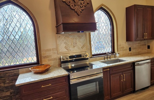Adairsville House | Luxury Castle w/hot tub sleeps 8 w/treasure hunt