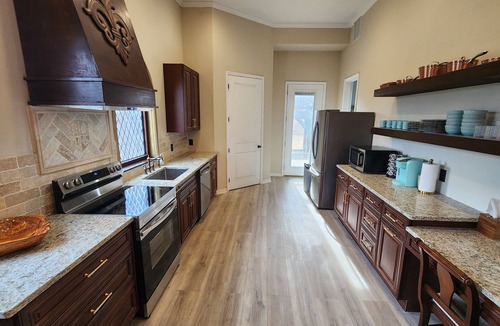 Adairsville House | Luxury Castle w/hot tub sleeps 8 w/treasure hunt
