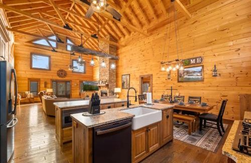 Newport House | Luxury Chalet with Private Suite Secluded and HotTub