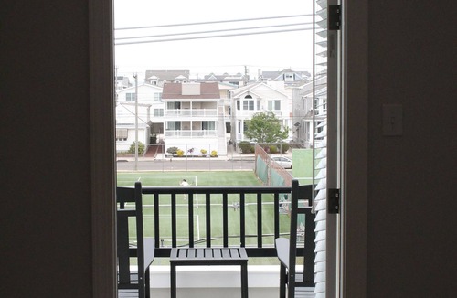 South End House | Luxury Coastal Single 5 bdrm (3 Master Suites) Prime Location, All The Amenities