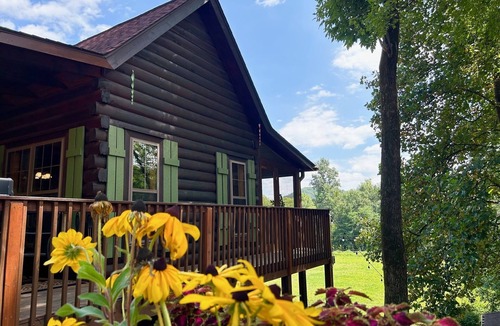 Lake Lure Cabin | Luxury Creek Waters Cabin - walk to Chimney Rock & Lake Lure