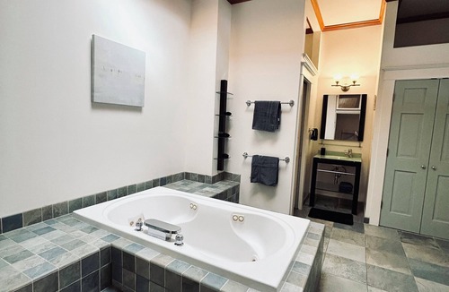 Fairfield Apartment | Luxury Downtown Loft w/Rooftop Patio & Sauna - Sleeps 12 - Walk to Square